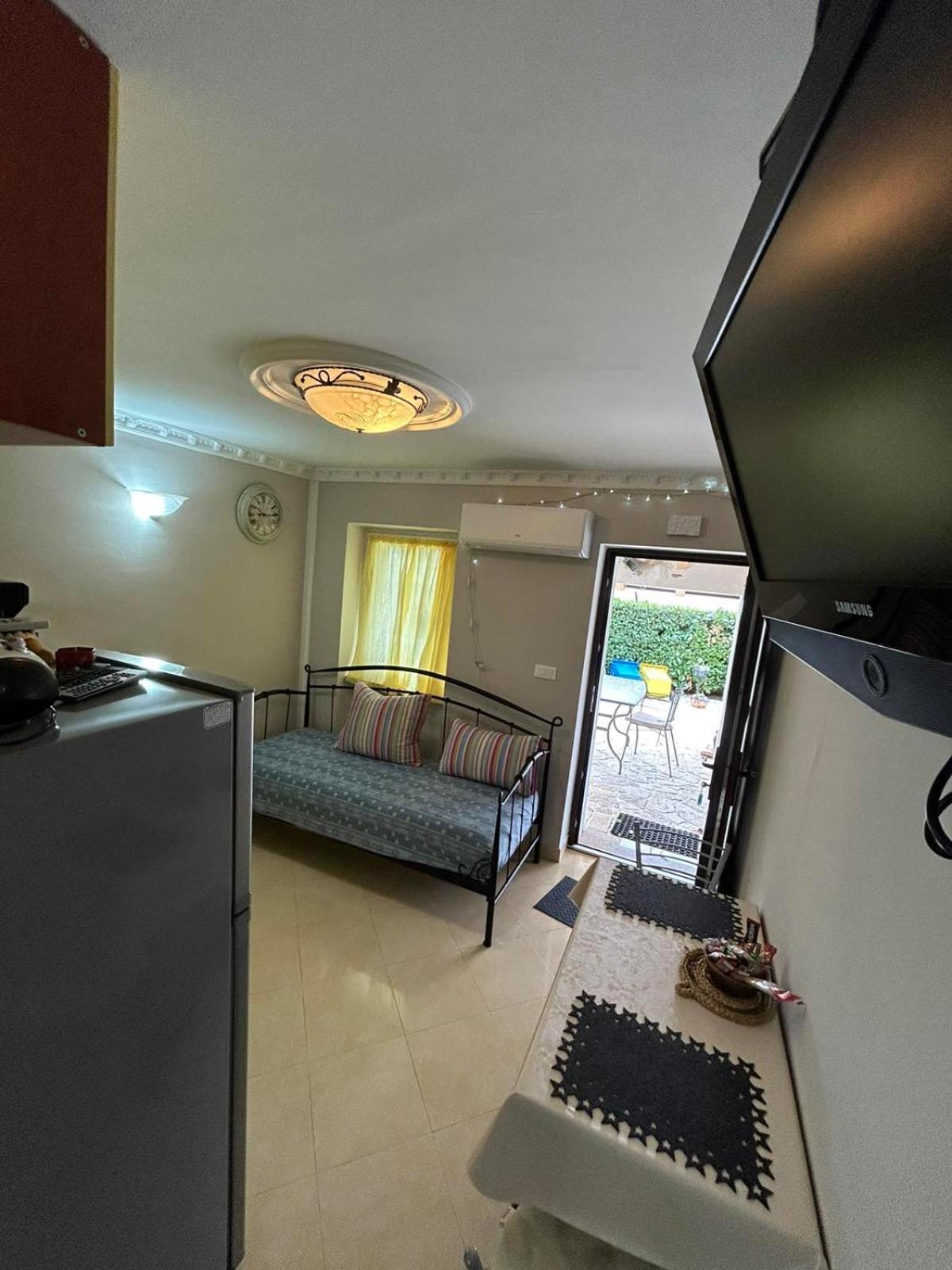 Apartman Pelcic,With Wifi And Free Parking Кострена Екстер'єр фото