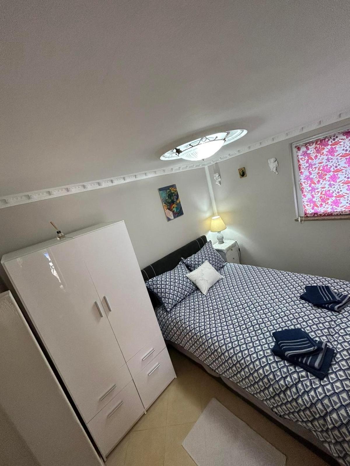 Apartman Pelcic,With Wifi And Free Parking Кострена Екстер'єр фото
